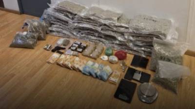 Εξαρθρώθηκε συμμορία που διακινούσε ναρκωτικά στην Αττική - Κατασχέθηκαν πάνω από 25 κιλά ακατέργαστης κάνναβης