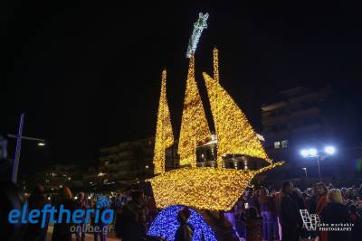 Καλαμάτα: Χριστουγεννιάτικο χρώμα στο λιμάνι - Φωταγωγήθηκε το καράβι (βίντεο+φωτο)