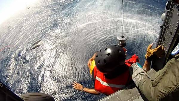 Διάσωση ζευγαριού από σκάφος ανοιχτά της Σχίζας