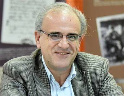 Ο Γιάννης Πλεμμένος στην "Ε": “Ο ταμπουράς ταυτίζεται με την ιστορία της ελληνικής γλώσσας”