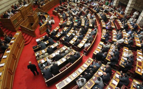 Μηχανικοί, δικηγόροι και γιατροί ζητούν απόσυρση ασφαλιστικού άρθρου