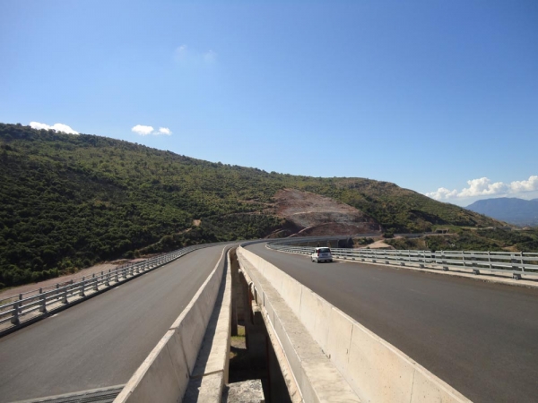 Παραδείσια - Τσακώνα σε ένα μήνα - Μένει μόνο ο ηλεκτροφωτισμός