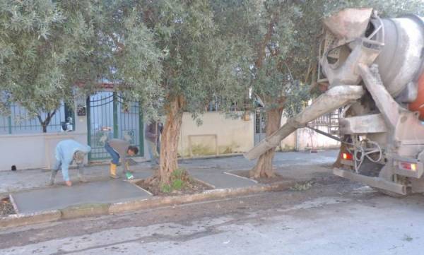 Ανακατασκευή πεζοδρομίων και φωτισμός Ηρώων και Αύρας