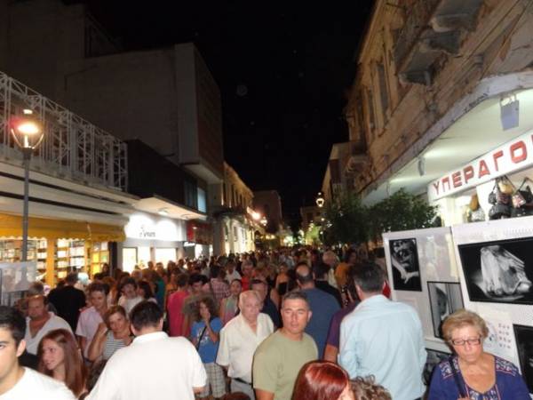 Ξενύχτησε στους δρόμους και στα μαγαζιά η Καλαμάτα τη "Λευκή Νύχτα"(φωτογραφίες)