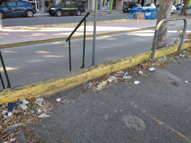 Σκουπιδότοπος στο πάρκινγκ του Νέδοντα