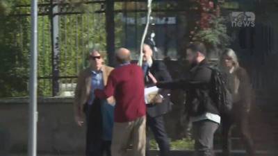 Πέταξαν αυγά στον Φρέντη Μπελέρη έξω από την αλβανική Βουλή (βίντεο)