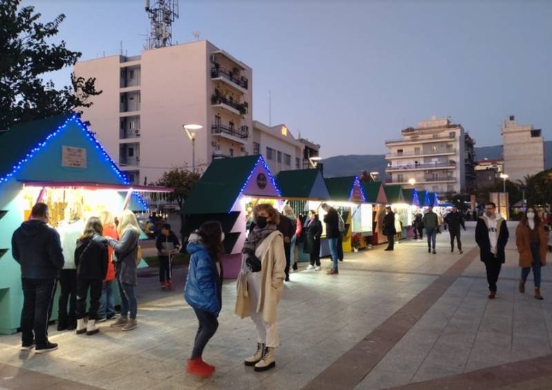 Καλαμάτα: Ικανοποιητική κίνηση στα ξύλινα σπιτάκια της κεντρικής πλατείας (φωτο)