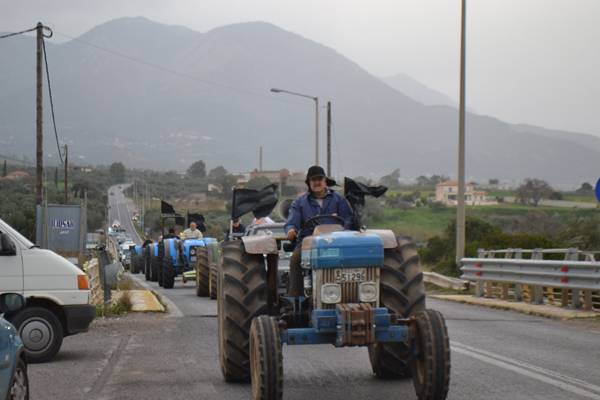 Συνεχίζουν στο Καλό Νερό, διαβουλεύονται στη Μεσσήνη οι αγρότες