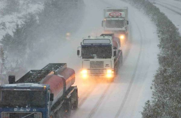 Με αντιολισθητικές αλυσίδες στον αυτοκινητόδρομο από Κόρινθο έως Παραδείσια (βίντεο)