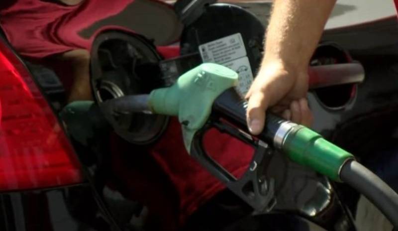Καύσιμα: Πέφτει η τιμή του πετρελαίου αλλά δεν «ξεκολλάει» η τιμή της αμόλυβδης (Βίντεο)