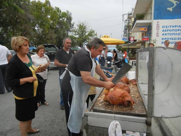 Η Καλαμάτα γιορτάζει της Αναλήψεως παραδοσιακά με γουρνοπούλα (φωτογραφίες)