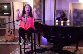 Γεννήθηκε με σύνδρομο Down και θεωρητικά δεν θα μπορούσε να τραγουδήσει, αλλά...