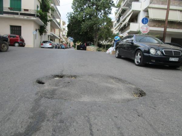 Παραμένει η λακκούβα