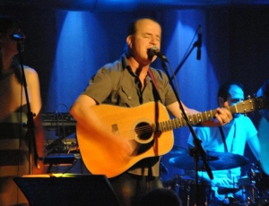 Νίκος Ζιώγαλας: Είμαι συνεπής με την ασυνέπεια σ' ό,τι αφορά τα είδη που έχω τραγουδήσει