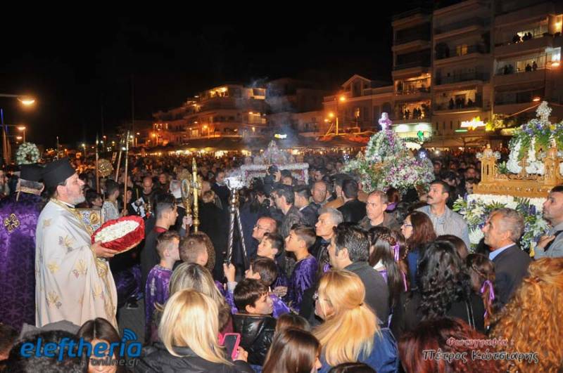 Πλήθος πιστών στην συνάντηση των τριών Επιταφίων στο λιμάνι της Καλαμάτας (φωτογραφίες)