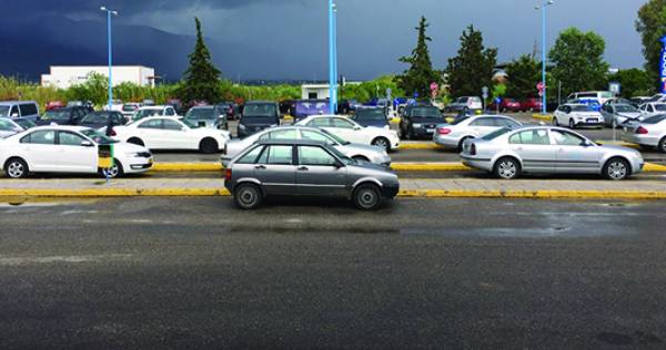 Κόντρες ταξί με προμισθωμένα: Κομφούζιο στο αεροδρόμιο της Καλαμάτας