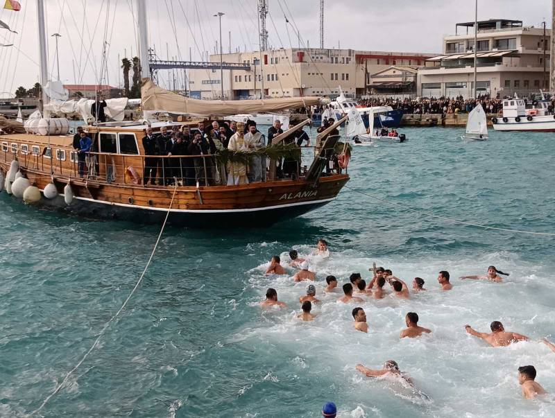 Εορτασμός των Θεοφανίων στην Καλαμάτα: Ο 16χρονος Γιάννης Ζησιμόπουλος έπιασε τον Σταυρό (βίντεο-φωτογραφίες)