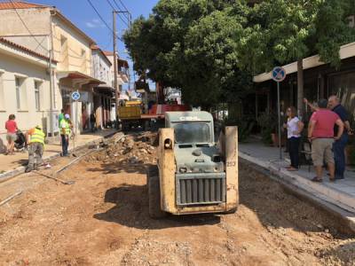 Συμπληρωματικές εργασίες στον κεντρικό δρόμο των Φιλιατρών
