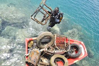 Κάδος απορριμμάτων το λιμάνι της Καλαμάτας (βίντεο και φωτογραφίες)