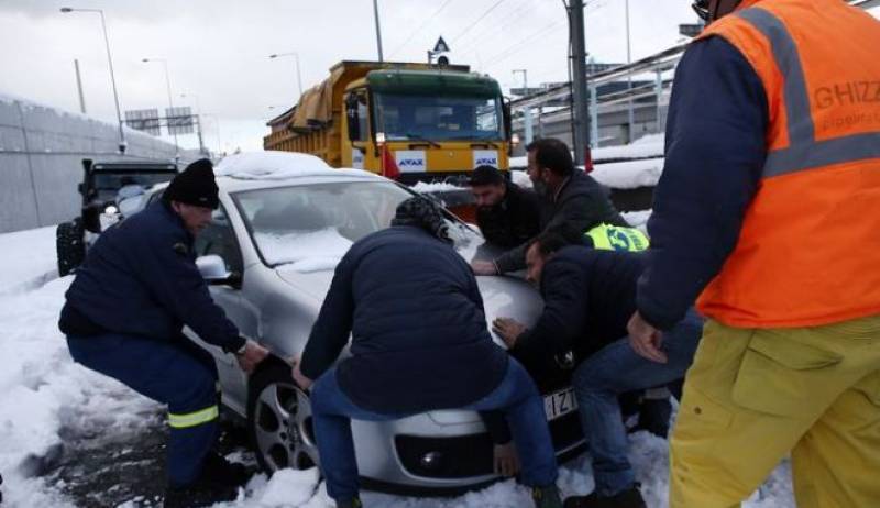 Κακοκαιρία Ελπίδα: Απεγκλωβίστηκαν οι πολίτες, παραμένουν τα προβλήματα στην Αττική Οδό (βίντεο)