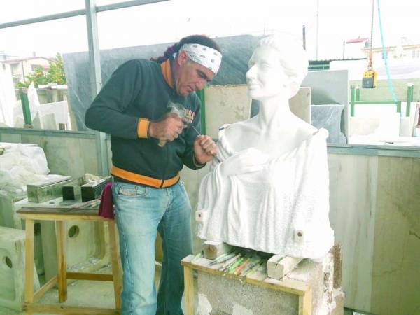 Ο Μεσσήνιος γλύπτης Γ. Γκούζος φιλοτεχνεί την προτομή της Μαρίας Κάλλας