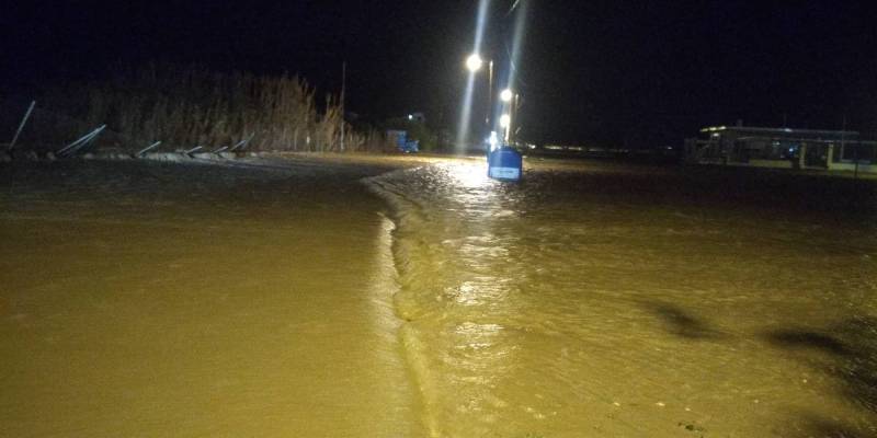 Πλημμύρισε ο δρόμος στην Αγία Κυριακή Φιλιατρών 