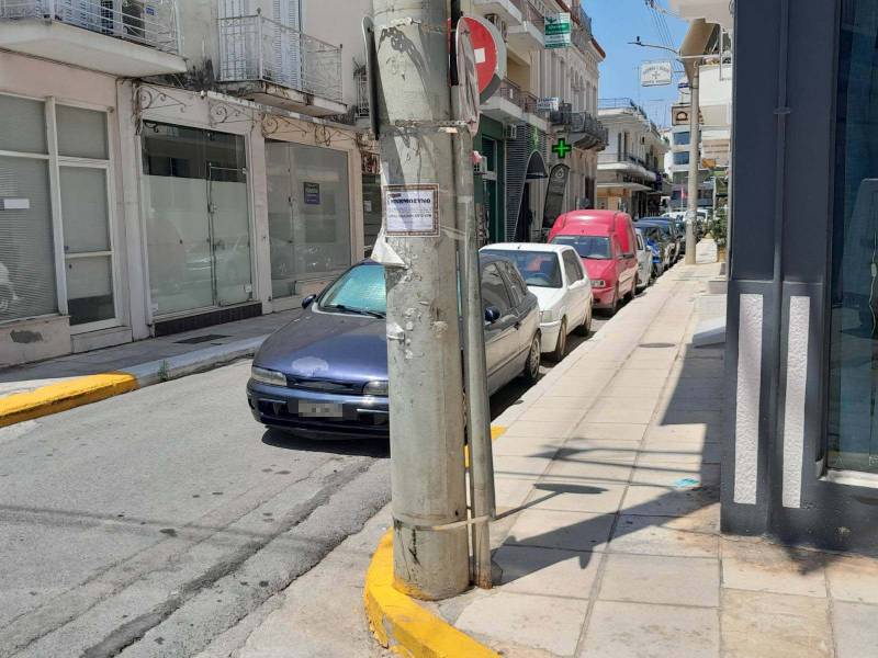 Παρκάρουν στη γωνία