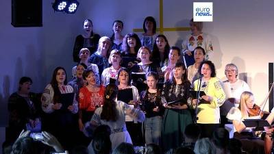 Η χορωδία με Τσέχες και Ουκρανές που βοηθάει τους στρατιώτες στο μέτωπο (βίντεο)