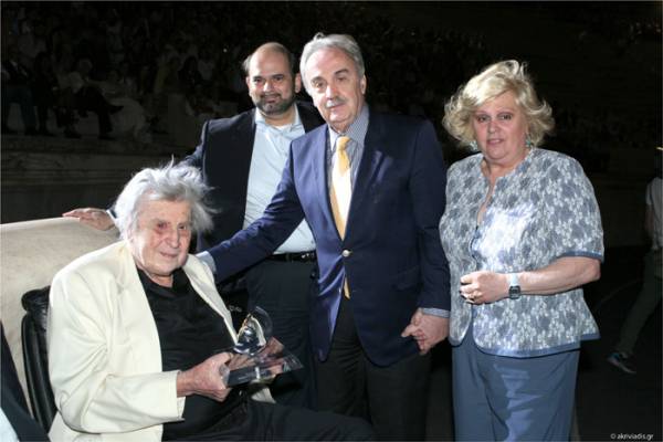 Ο Σάκης Θεοδωρόπουλος βράβευσε το Μίκη Θεοδωράκη