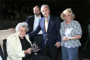 Ο Σάκης Θεοδωρόπουλος βράβευσε το Μίκη Θεοδωράκη