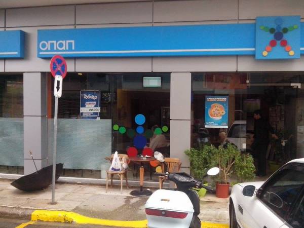 Η κάμερα ασφαλείας κατέγραψε τους θρασύτατους κλέφτες πρακτορείου ΟΠΑΠ στην Καλαμάτα