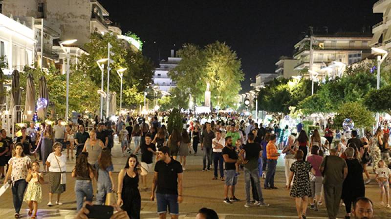 Λευκή Νύχτα Καλαμάτας: Εκατοντάδες στα εμπορικά, χιλιάδες στις... ψησταριές