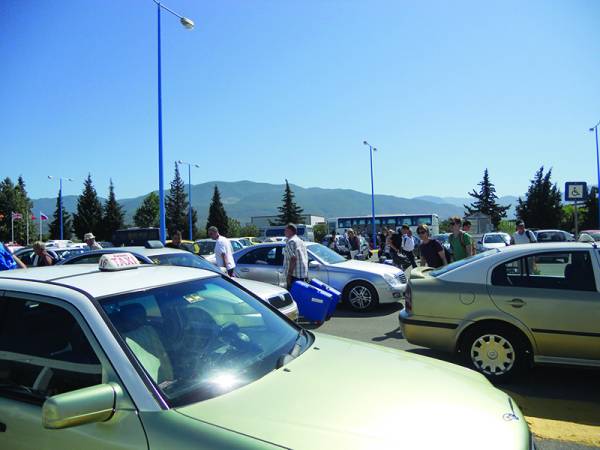 Υπόσχεση στους ταξιτζήδες για την εξυπηρέτηση του αεροδρομίου Καλαμάτας