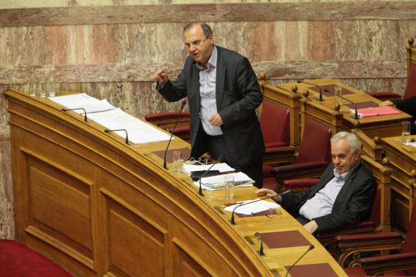 Στρατούλης: &quot;Δεν μπορούμε να συμφωνήσουμε σε μέτρα που σκοτώνουν την οικονομία&quot;