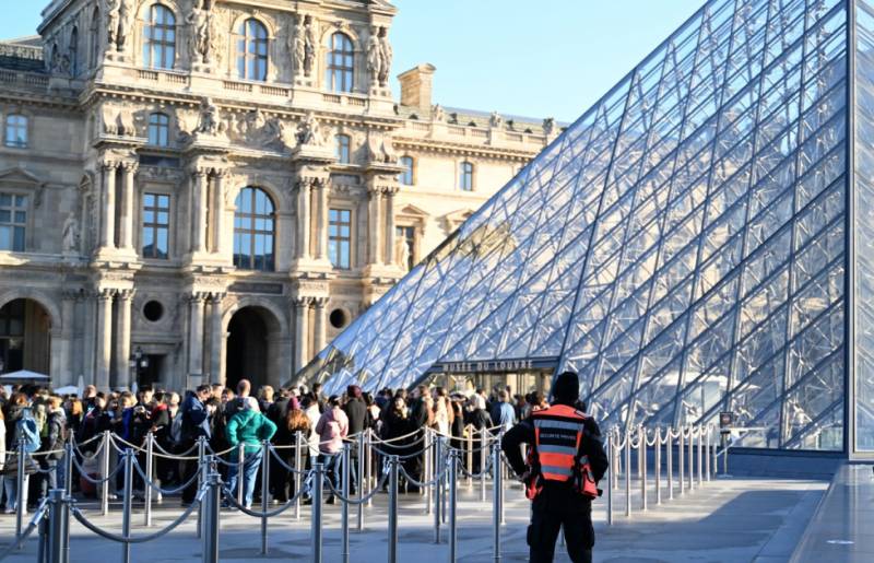 Λούβρο: Εκατοντάδες εκθέματα καταστράφηκαν από διαρροή νερού