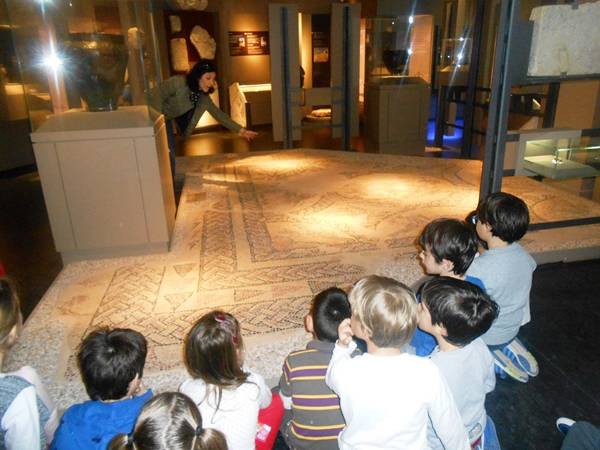 Στο ιερό του Ποσειδώνα μαθητές του Μπουγά