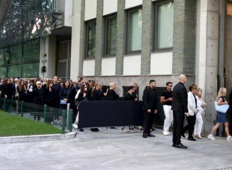 Σε λαϊκό προσκύνημα η σορός του Τζόρτζιο Αρμάνι