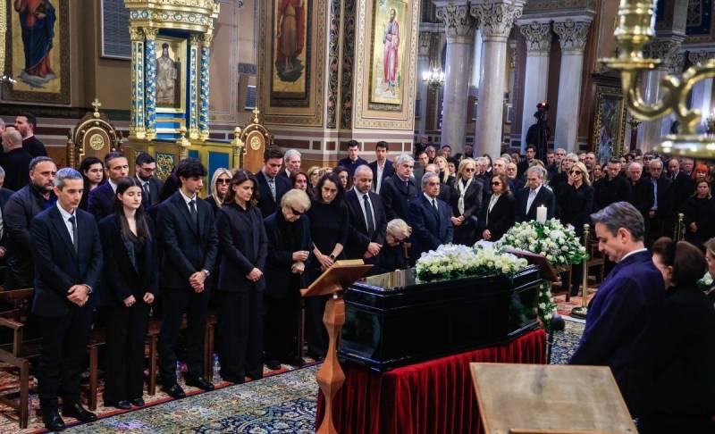 Η Ελλάδα αποχαιρέτησε τη Μαρινέλλα: Συγκλονιστικοί επικήδειοι από Αλεξίου και Νταλάρα (βίντεο)