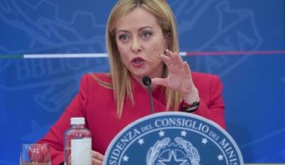 Ιταλία: Η Μελόνι περνά νόμο που θα τιμωρεί όσους χρησιμοποιούν αγγλικές λέξεις!