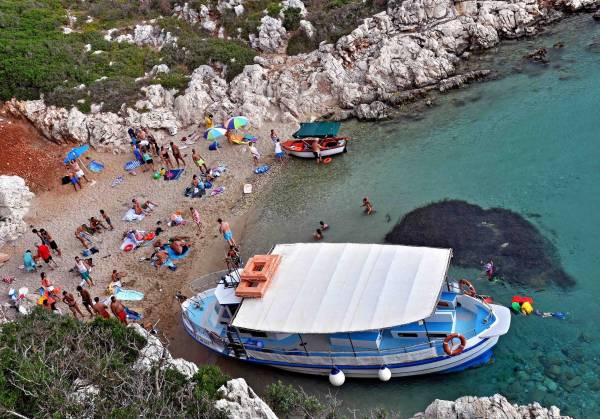 Δεν πέφτει καρφίτσα καθημερινά στην παραλία «Βουρλιά» στο νησί της Πρώτης (φωτογραφίες)