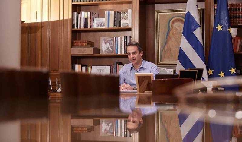Handelsblatt: Ο Μητσοτάκης στηρίζεται στην ανάπτυξη μέσω χαμηλότερων φόρων και ελπίζει στους τουρίστες