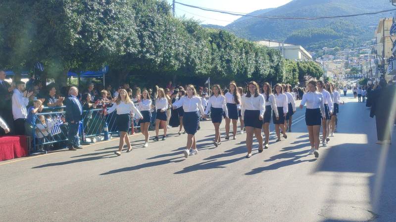 28η: Ολοκληρώθηκε η παρέλαση στην Κυπαρισσία - Ακολούθησαν παραδοσιακοί χοροί (φωτό+βίντεο)