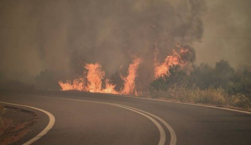 Φωτιά στον Ασπρόπυργο πάνω από την Περιφερειακή Αιγάλεω