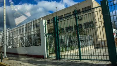 Έφοδος της ΕΛΑΣ στις φυλακές Κορυδαλλού: Εντοπίστηκαν μαχαίρια, ναρκωτικά και κινητά τηλέφωνα (βίντεο)