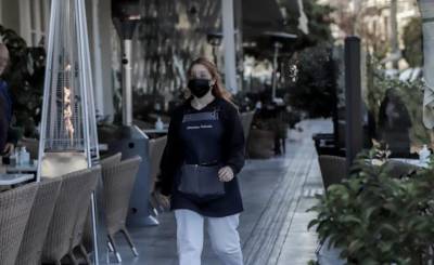 Παραμένουν τα μέτρα: Συνεχίζεται η απαγόρευση ορθίων στην εστίαση - Ποια αλλαγή αποφάσισαν οι ειδικοί