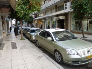 Ταξιτζήδες Πελοποννήσου: Κερδίζουν οι μεσάζοντες από τη μεταφορά μαθητών