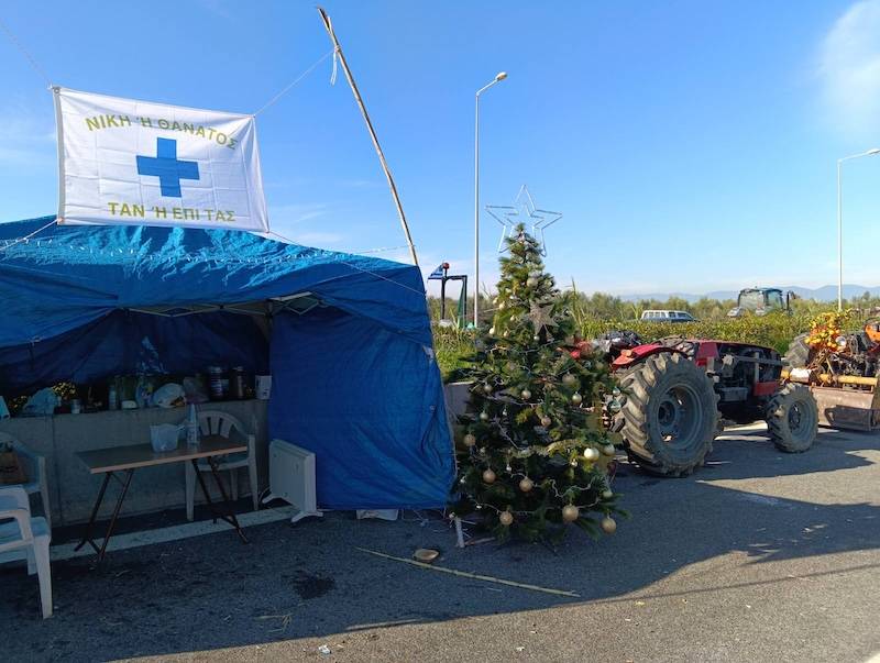 Χριστουγεννιάτικο δέντρο στο μπλόκο