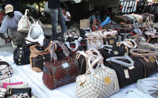 Μέτρα για το παρεμπόριο και τη φοροδιαφυγή ζητούν οι εμπορικοι σύλλογοι της Πελοποννήσου