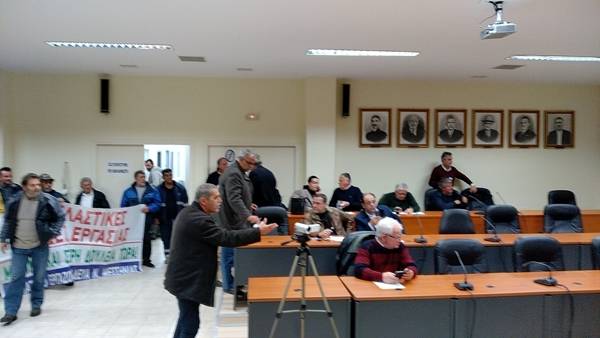 Ενταση και αποδοκιμασίες για επαναπροσλήψεις στη ΔΕΥΑ Τριφυλίας