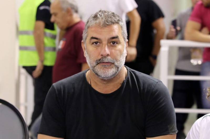 Στο τμήμα ο ηθοποιός Βασίλης Μπισμπίκης – Προκάλεσε φθορές σε αυτοκίνητα στη Φιλοθέη (βίντεο)